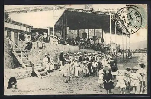 AK Toulon, Scène animée sur la plage avec enfants et promeneurs