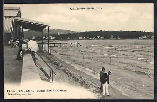 AK Toulon, Plage des Sablettes avec promeneurs élégants au bord de mer