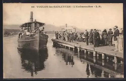 AK Toulon-les-Sablettes, L`Embarcadère avec passagers et bateau à quai