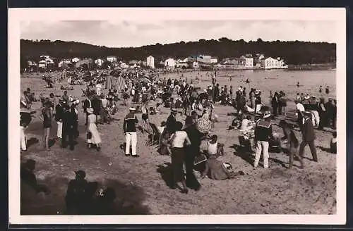 AK Saint-Elme, Vue de la plage des Sablettes avec de nombreux baigneurs et bâtiments en arrière-plan
