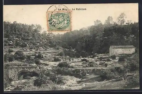 AK Le Muy, Le Rabinon et le pont en pierre dans un paysage boisé