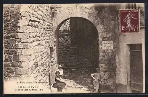 AK Le Luc, Porte du Castellas avec habitants et architecture en pierre