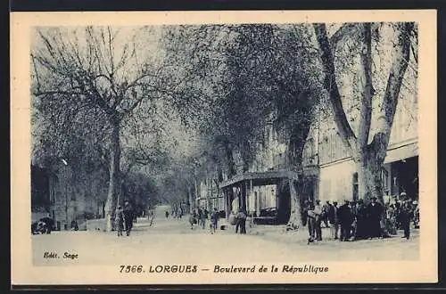 AK Lorgues, Boulevard de la République avec passants et arbres majestueux