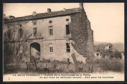 AK La Mole, Ruines de la Chartreuse de la Verne, ce qui reste du bâtiment central, Abri pour les touristes