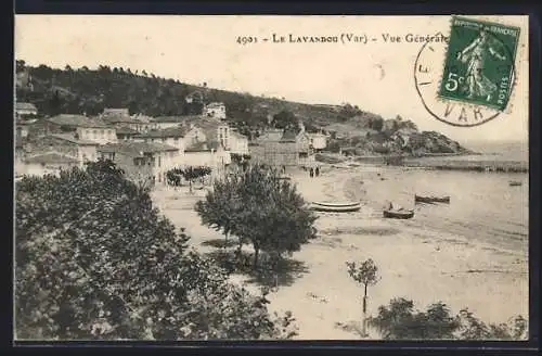 AK Le Lavandou, Vue générale de la plage et du village côtier