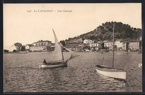 AK Le Lavandou, Vue générale avec voiliers et collines en arrière-plan