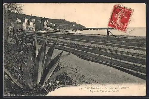 AK Lavandou, La Plage des Pêcheurs et les barques sur le rivage
