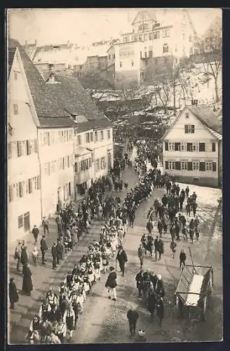 Foto-AK Wolfegg / Württ., Strassenumzug mit Trachten im Winter, gesehen aus der Vogelschau
