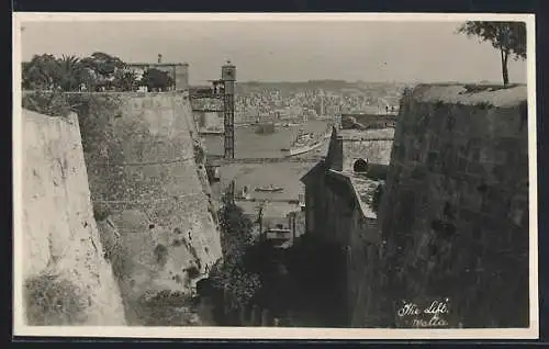 AK Malta, The Lift