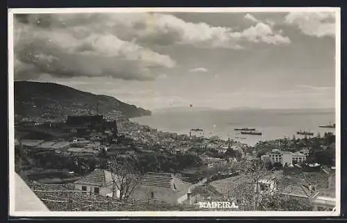 AK Madeira, Ortsansicht mit Meerblick