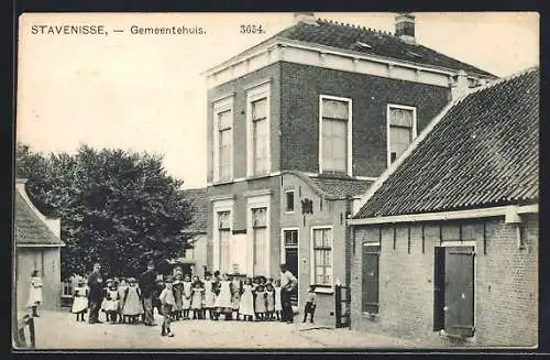 AK Stavenisse, Gemeentehuis, Kinder vor dem Rathaus