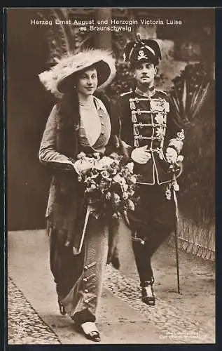 Foto-AK Herzog Ernst August in Husar Uniform und Herzogin Victoria Luise von Braunschweig