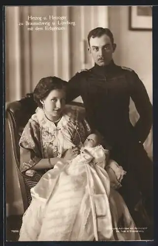 AK Herzog und Herzogin zu Braunschweig u. Lüneburg mit dem Erbprinzen im Arm
