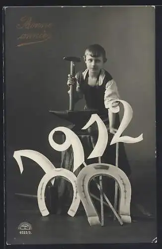 AK Junger Schmied mit Hammer und Amboss, Jahreszahl 1912, Neujahrsgruss