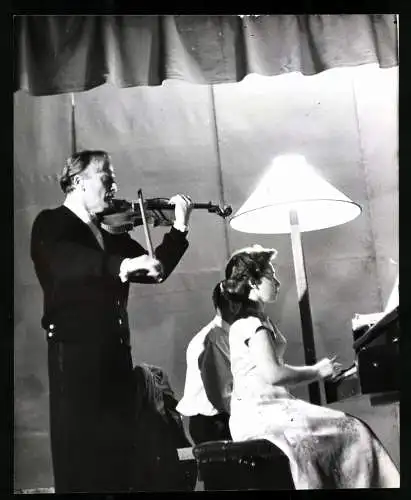 Fotografie P. R. Shinde, Violinist Yehudi Menuhin mit seiner Schwester Hepziba am Piano, Probe für Bombaya Konzert