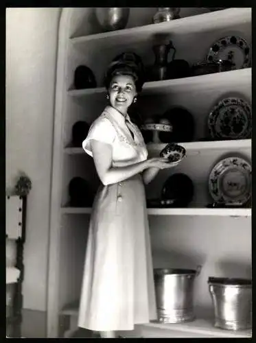 Fotografie Hecht, Berlin, Nelly Corradi, Opernsänger in ihrer Wohnung