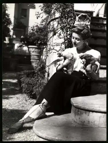 Fotografie Nelly Corradi mit zwei Hühnern, Opernsängerin