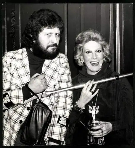 Fotografie Sängerin Dusty Springfield und Discjockey Dave Lee Travis mit Krücken