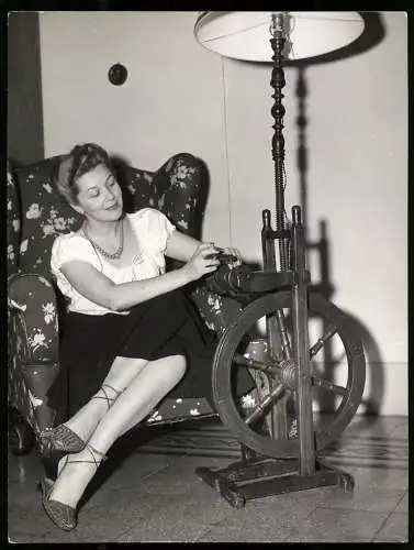 Fotografie italienische Opernsängerin Nelly Corradi an einem Sprinnrad