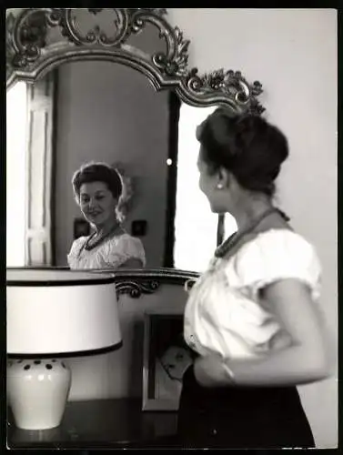 Fotografie Opernsängerin Nelly Corradi prüft ihre Oberweite im Spiegel