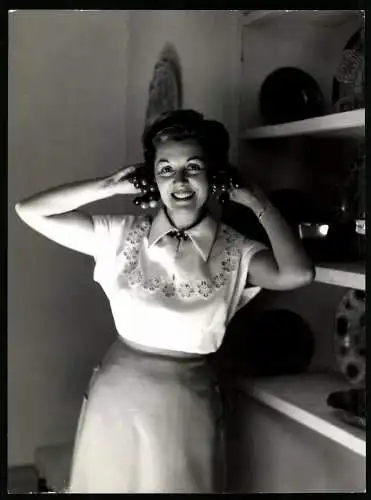 Fotografie Nelly Corradi, italienische Opernsängerin hält sich Weintrauben an die Ohren