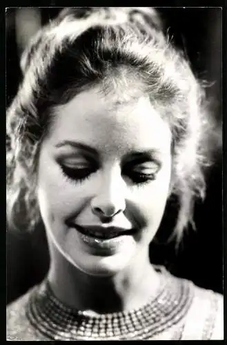 Fotografie Guy Marineu, London, Schauspielerin Sydne Rome mit verträumtem Blick, Grossformat 17 x 26cm