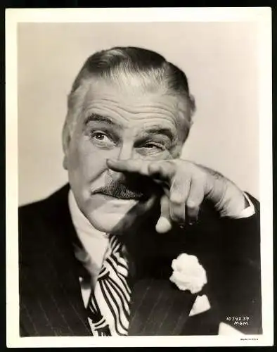 Fotografie Theater- und Filmschauspieler Frank Morgan mit Fingerzeig an den Fotografen, Grossformat 20 x 26cm