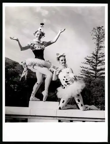Fotografie Serge Lido, Paris, Balletttänzerinnen Stella Schonbrunn und Heidi Hogl als Clown und im Katzenkostüm