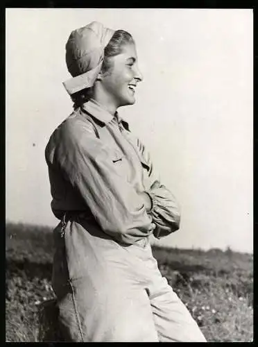 Fotografie AG. Schostal, Wien, junge Frau in Motorrad Montur mit Haube