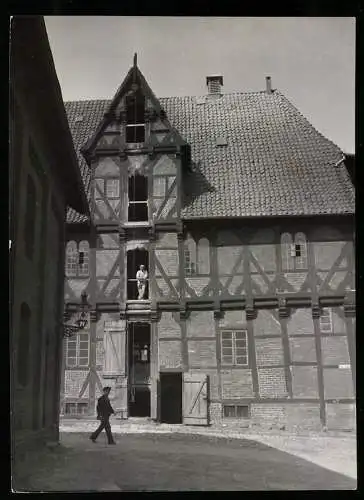 Fotografie Hecht, Berlin, Ansicht Lüneburg, Blick auf die Ratsmühle mit Müller am Fenster