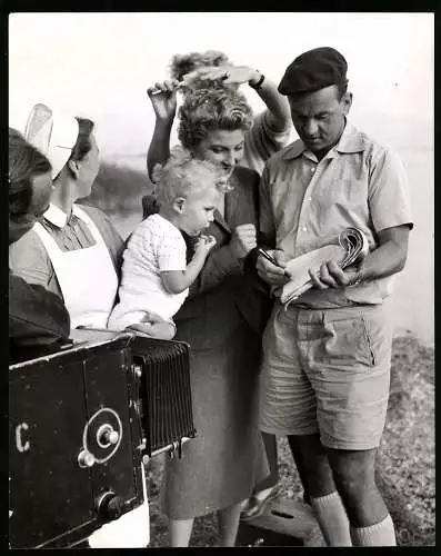 Fotografie Schauspielerin Winnie Markus erhällt vom Regissuer letzte Anweisund, Sohn Alexander wird von Amme gehalten