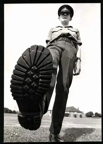 Fotografie junger riesiger englischer Soldat tritt mit seinen Stiefel auf die Kamera, Grossformat 18 x 25cm