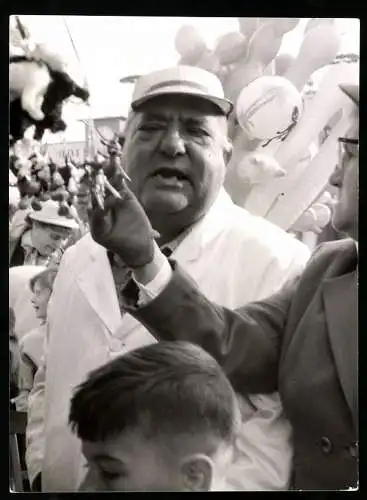 Fotografie Dr. Paul Fries, Erlangen, Ansicht München, Oktoberfest, Das Wies`n-Gschäft, dicker Münchner Budenbetreiber