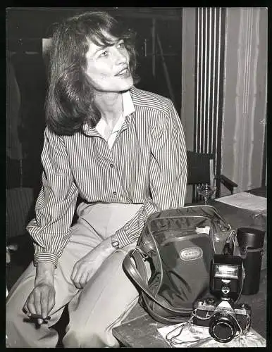 Fotografie Schauspielerin Charlotte Rampling als Fotografin mit Pentax Kamera raucht Zigarre, Grossformat 19 x 25cm