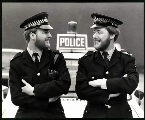 Fotografie zwei englische Polizisten / Bobbies in Uniform, Grossformat 25 x 21cm
