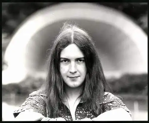 Fotografie Colin Davey, Richard Harvey Frontman der Band Gryphon vor der Kenwood House Concert Bowl, 26 x 21cm