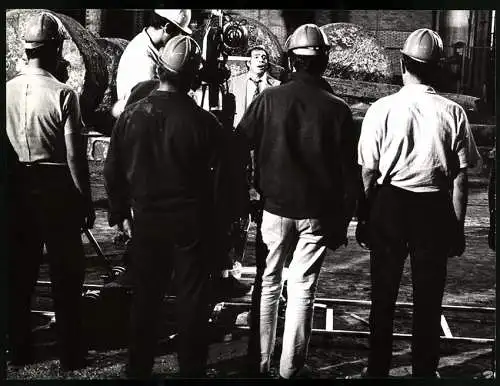 Fotografie Schauspieler Ugo Tognazzi in einer Filszene mit Arbeitern, Grossformat 26 x 20cm