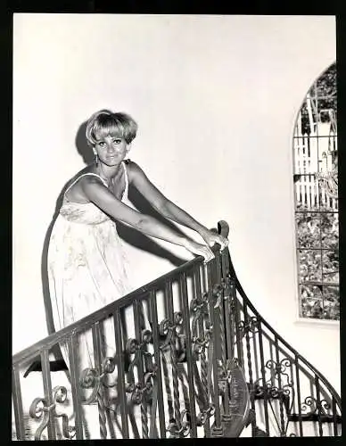 Fotografie britische Schauspielerin Jill Ireland im Schulterfreien Kleid am Treppengeländer