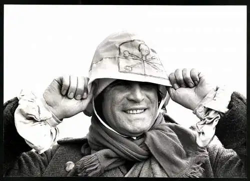 Fotografie Schauspieler Oliver Tobias mit Piratenhut am Set der Serie Die Schmuggler, Grossformat 25 x 18cm
