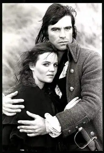 Fotografie Schauspieler Oliver Tobias mit Drehpartnerin Lesley Dunlop zur Serie Die Schmuggler, Grossformat 17 x 25cm