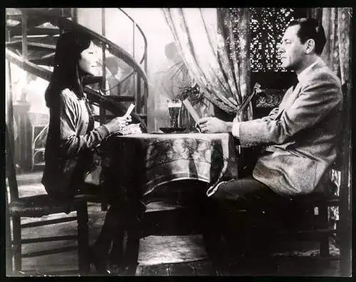 Fotografie Schauspielerin Jaqueline Chan als Gwennie Lee mit William Holden als Robert Lomax in The World of Suzi Wong