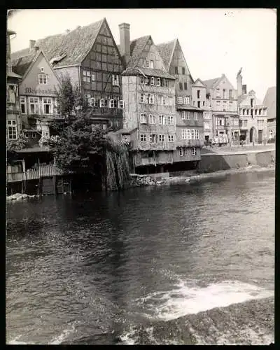 Fotografie Hecht, Berlin, Ansicht Lüneburg, alte Fachwerkhäuser an der Ilmenau