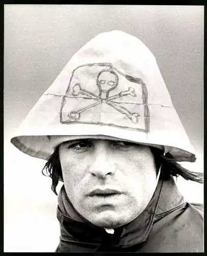 Fotografie Schauspieler Oliver Tobias mit Fischerhut samt Piratenlogo am Set der Serie Die Schmuggler, 20 x 25cm