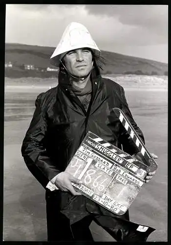 Fotografie Oliver Tobias mit Regieklappe am Set der Serie Die Schmuggler, Grossformat 18 x 25cm