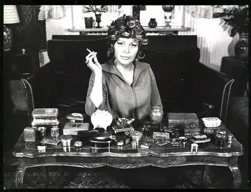 Fotografie Schauspielerin Margot Trooger mit ihrer Zigarettenetui Sammlung