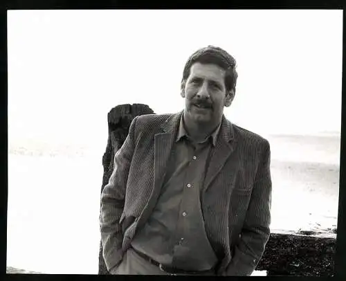 Fotografie Ansicht West Wittering / Sussex, israelischer Schauspieler Chaim Topol am Strand, Grossformat 27 x 20cm