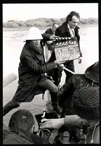 Fotografie Oliver Tobias bedient die Regieklappe zu der Serie Smuggler die Schmuggler, Grossformat 17 x 25cm