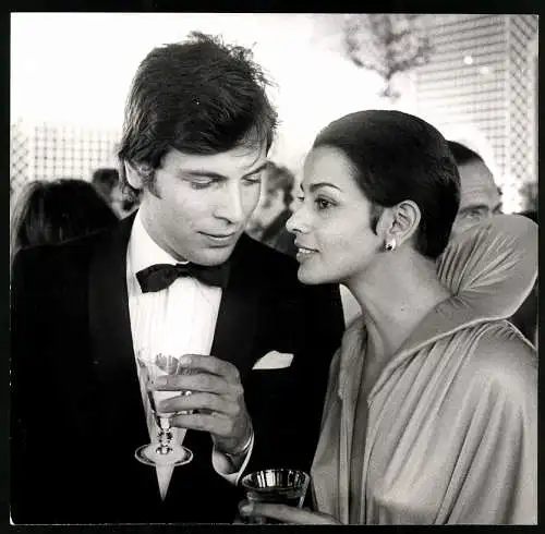 Fotografie indische Schauspielerin Persis Khambatta bei einem Sektempfang mit Alexander Seller