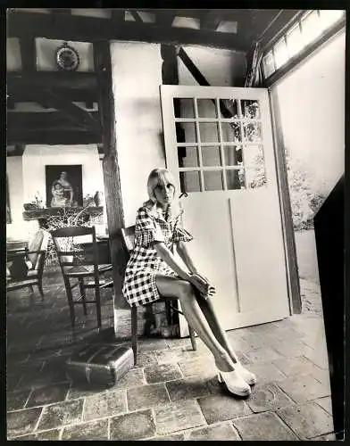 Fotografie franzöische Schauspielerin Dany Saval posiert sitzend in ihrem Haus, Grossformat 21 x 27cm