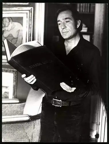 Fotografie Schauspieer Ugo Tognazzi, blättert in einem Strassenatlas, Grossformat 21 x 27cm
